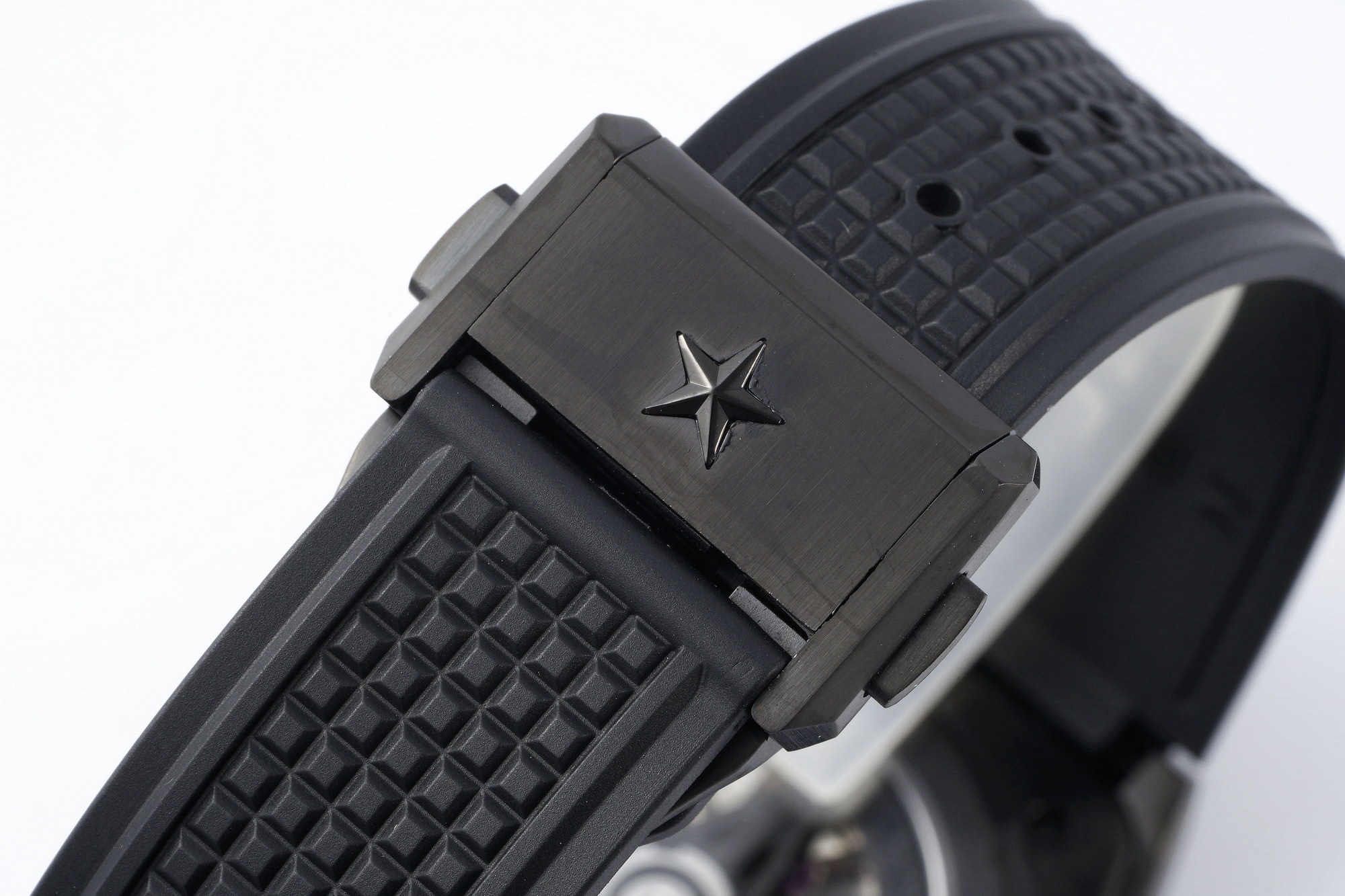 LF真力時DEFY系列全新升級版，殼身 頭粒 機芯 表扣等均做了升級調整。一款根據路虎標誌性花輪轂設計而成的高顏值鏤空腕表。

原裝開模鑄造，極致還原表殼的每一處細節打磨倒角，盡顯原裝菱角分明、堅毅果敢的陽剛氣質。完美的41mm表經，適配大眾男性手寸，正裝休閒兩不誤。根據汽車輪轂設計而成的五角星錶盤，未來概念感十足。同步官網新款五角星折疊扣，搭載定製版Cal.670sk全自動機械機芯，鏤空日曆的大小與位置、機芯夾板、齒輪、五角星陀皆按原版機芯數據拆解鍛造而成。

LF臻品 陳奕迅Eason同款，時尚前衛、