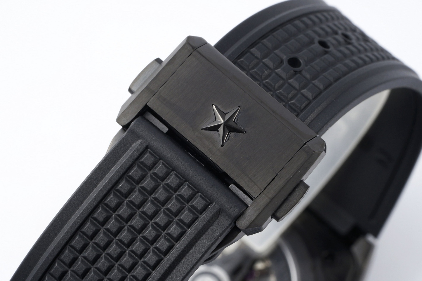 LF真力時DEFY系列全新升級版，殼身 頭粒 機芯 表扣等均做了升級調整。一款根據路虎標誌性花輪轂設計而成的高顏值鏤空腕表。

原裝開模鑄造，極致還原表殼的每一處細節打磨倒角，盡顯原裝菱角分明、堅毅果敢的陽剛氣質。完美的41mm表經，適配大眾男性手寸，正裝休閒兩不誤。根據汽車輪轂設計而成的五角星錶盤，未來概念感十足。同步官網新款五角星折疊扣，搭載定製版Cal.670sk全自動機械機芯，鏤空日曆的大小與位置、機芯夾板、齒輪、五角星陀皆按原版機芯數據拆解鍛造而成。

LF臻品 陳奕迅Eason同款，時尚前衛、