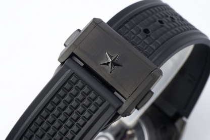 LF真力時DEFY系列全新升級版，殼身 頭粒 機芯 表扣等均做了升級調整。一款根據路虎標誌性花輪轂設計而成的高顏值鏤空腕表。

原裝開模鑄造，極致還原表殼的每一處細節打磨倒角，盡顯原裝菱角分明、堅毅果敢的陽剛氣質。完美的41mm表經，適配大眾男性手寸，正裝休閒兩不誤。根據汽車輪轂設計而成的五角星錶盤，未來概念感十足。同步官網新款五角星折疊扣，搭載定製版Cal.670sk全自動機械機芯，鏤空日曆的大小與位置、機芯夾板、齒輪、五角星陀皆按原版機芯數據拆解鍛造而成。

LF臻品 陳奕迅Eason同款，時尚前衛、