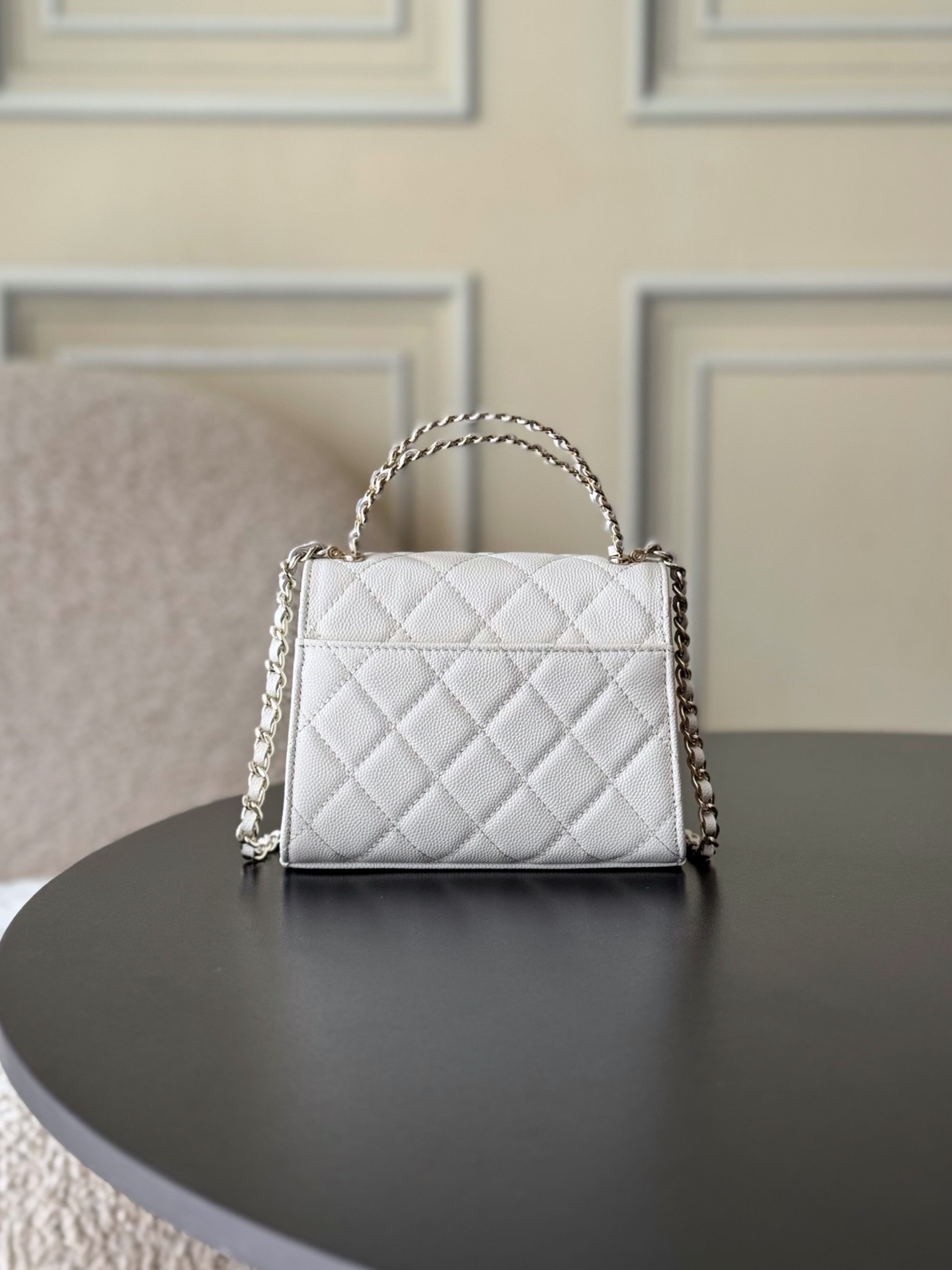 Chanel 25S 新款本季 最火的小球牛皮Kelly 手柄包
這顆絕對是黑馬
第一眼看到就深深愛上💕
顏值不必說 直接閉眼入不會錯
很好打理 也是百搭型
實現了單背斜挎腋下背手拎的效果📷
簡直就是福音〰️
很精緻 值得珍藏🔝

五金：全鋼18K淺金
皮料：獨家Haas小牛皮
尺寸：𝟏𝟒.𝟓*𝟏𝟏.𝟓*𝟓.𝟓 𝚌𝚖
型号：AS3237