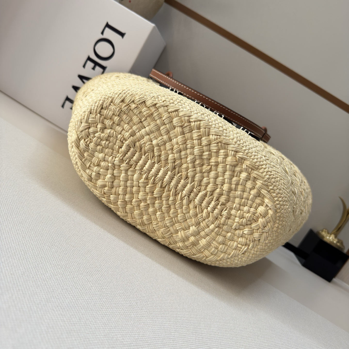 LO℮w℮🆕（高版本）進口原材料 肩帶全部升級🧺伊拉卡棕櫚纖維和牛皮革 Anagram Basket 手袋*一個傳統的籃子手袋*帶有經典的手工編織包身，管狀牛皮革帶子和頂部提手*以及一塊牛皮革 Anagram 壓紋貼片這個版本採用伊拉卡棕櫚製成，這種棕櫚樹在哥倫比亞種植、收穫並曬乾，然後由公平貿易原則指導的 Corporación Oficio y Arte 組織的女工匠編織。肩背或頂部提手攜帶*牛皮革系帶開合*可以使用個性化掛飾和帶子進行定制*無襯里*由於手工製作，尺寸可能略有不同，使每次購買都