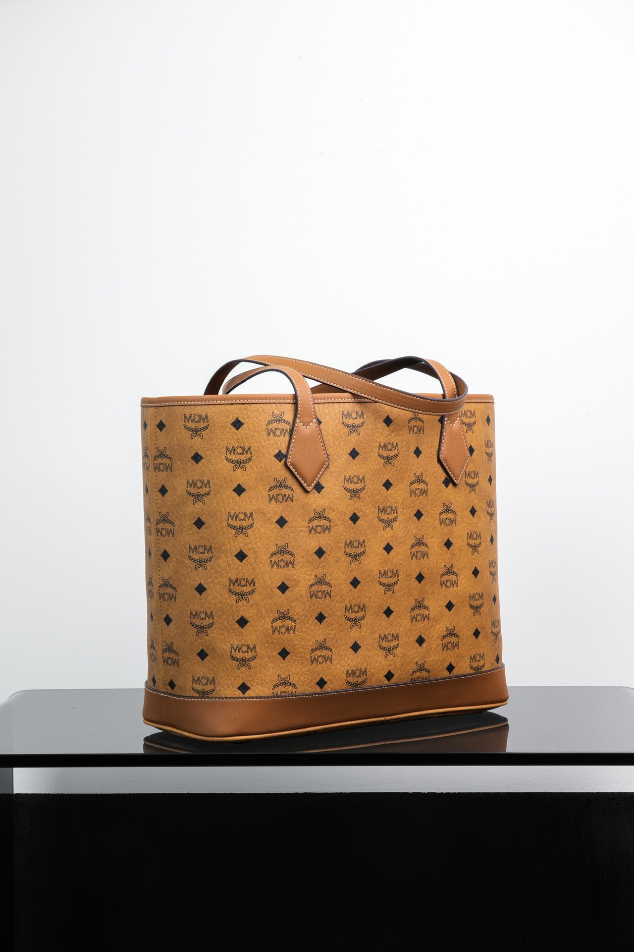 ®新款上線®
𝙈𝘾𝙈 𝙇𝙞𝙯 𝙈𝙚𝙙𝙞𝙪𝙢
乾邑色中號#購物袋

·CP獨家出品｜乾邑色
新Liz，新面貌。這款Liz包袋專為靈動隨行而生，經過重新設計的款式更輕盈、觸感更柔軟，加長皮革肩帶提升了佩戴舒適度，D型環扣則可用於懸掛個性掛飾。包袋內部有標誌性的慕尼黑獅子守護，致敬了品牌傳統。此外，包袋還搭配了一個可拆卸內袋，可作為獨立的手拿包使用，助您輕鬆應對日夜場景轉換。

