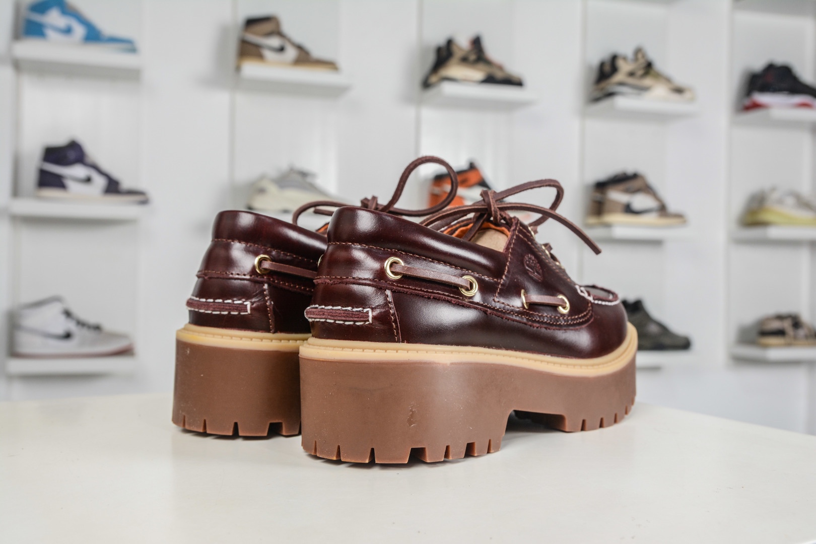 Timberland添柏嵐 Stone Street 舒適百搭 休閒單鞋 穿著舒適 防滑 可戶外城市多用途穿著 無懼任何複雜地形 設計感十足 時尚拼色百搭款 
貨號: TB 01006 713
尺碼：35 36 37 38 39 40 41 42