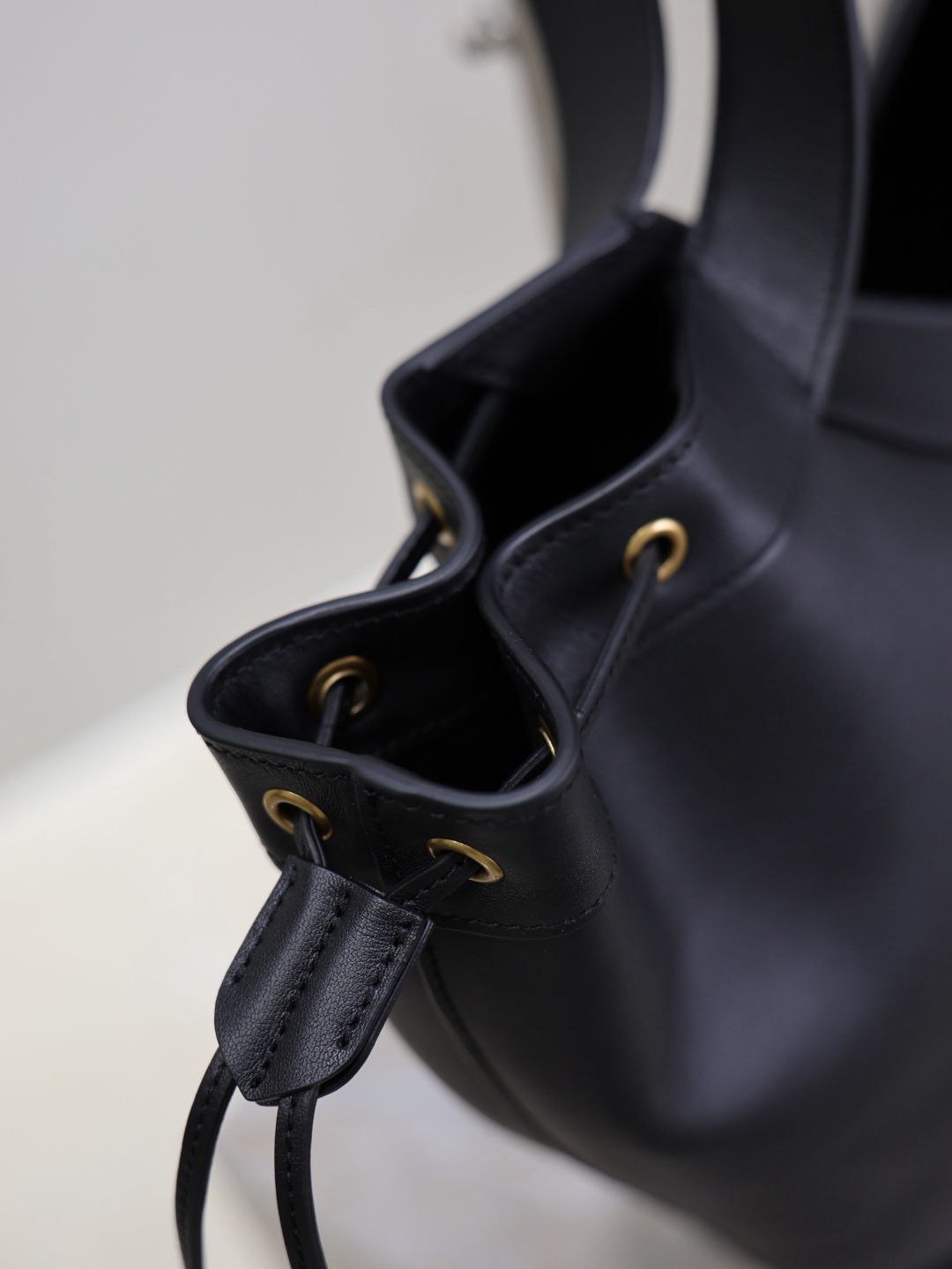 Y大號皮革HOBO手袋
精細粒面皮革HOBO手袋，同色系皮革全襯里設計。
這款超輕手袋得名於靈感源自品牌典藏設計的精緻Y標誌縫線。
抽繩系帶可將兩側收緊或展開，打造不同廓形。
內部設有拉鍊口袋和黃銅鈎扣。
型號：833160
尺寸：26/50×15×34cm