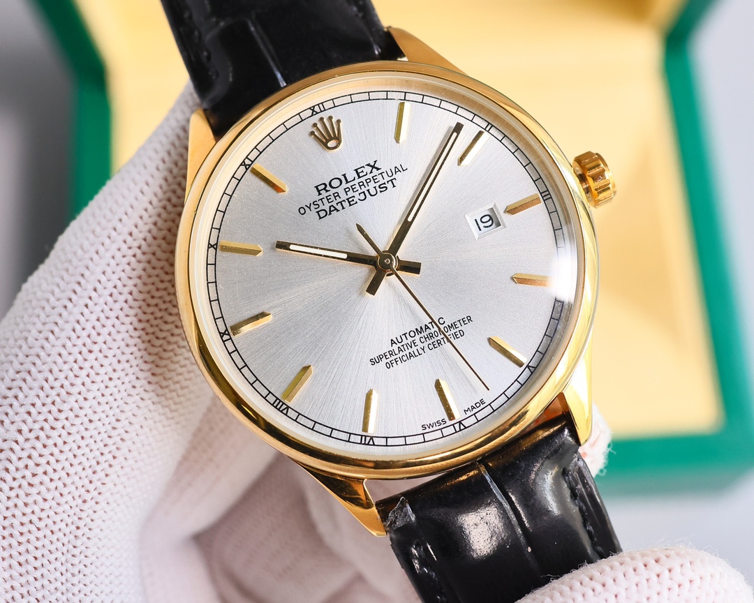 新品特推🔥🔥勞力士ROLEX（實拍圖）商務系列，全表採用316L精鋼，高檔大氣！316L精鋼打造完美多邊形弧度表殼！搭配進口藍寶石玻璃，意大利防水皮帶，原裝針扣！！！搭載原裝進口全自動機械機芯（零返修） ，直徑尺寸40mm 深度防水。 產品實物光澤手感更佳精湛  字盤刻度栩栩如生  殼套工藝都是宗師級別輕身檢驗 加上新時代機器高技鍛造  上手震撼尊貴非凡🔥AD出品 精品不斷🔥