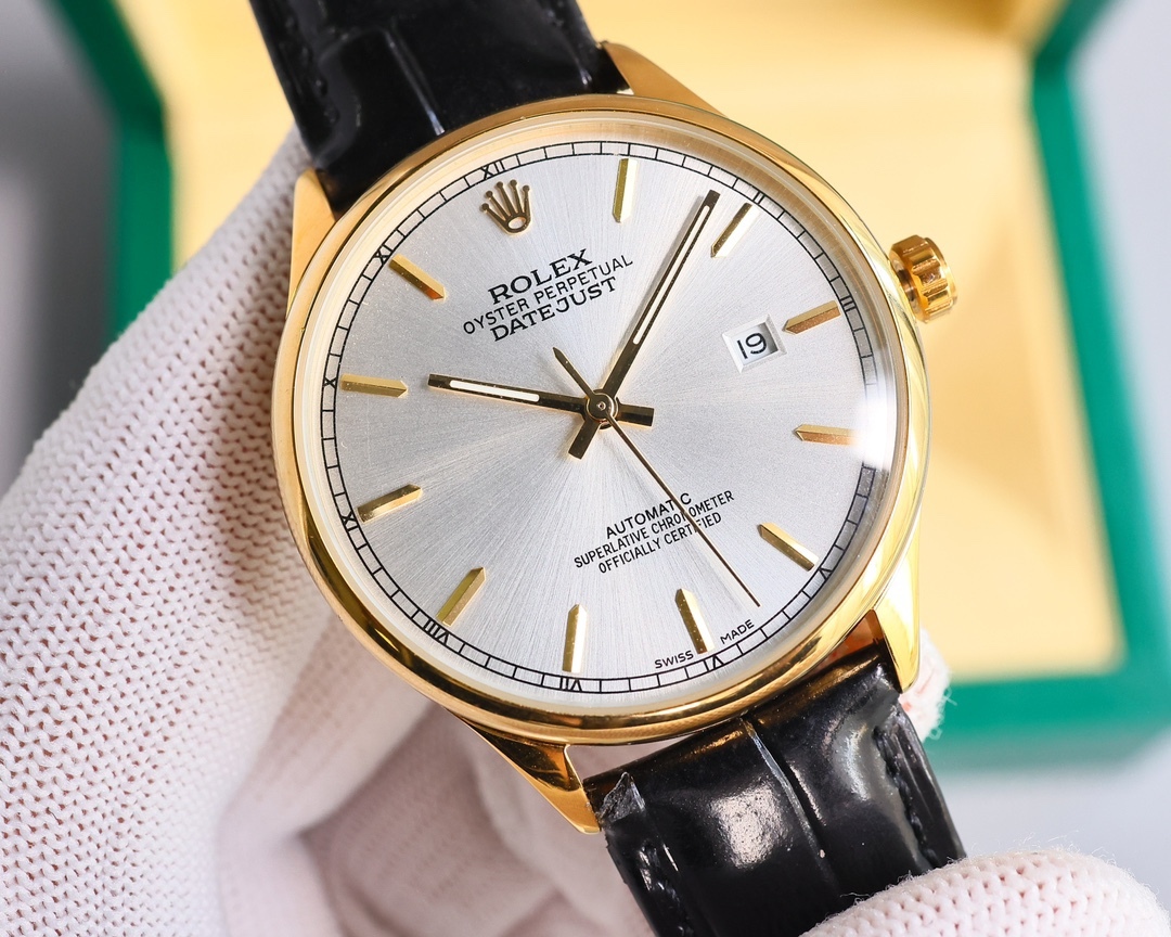 新品特推🔥🔥勞力士ROLEX（實拍圖）商務系列，全表採用316L精鋼，高檔大氣！316L精鋼打造完美多邊形弧度表殼！搭配進口藍寶石玻璃，意大利防水皮帶，原裝針扣！！！搭載原裝進口全自動機械機芯（零返修） ，直徑尺寸40mm 深度防水。 產品實物光澤手感更佳精湛  字盤刻度栩栩如生  殼套工藝都是宗師級別輕身檢驗 加上新時代機器高技鍛造  上手震撼尊貴非凡🔥AD出品 精品不斷🔥