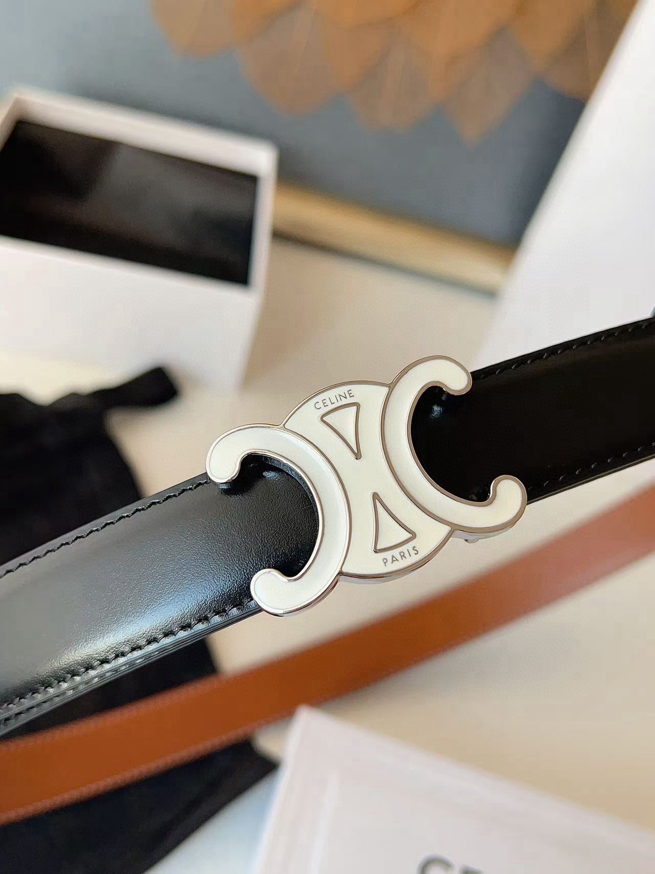 CÉLINE  凱旋門家新款ALIX 中號25毫米雙面腰帶
這款採用牛皮革，滴膠飾面，可拆卸橢圓形搭扣，雙面腰帶，TRIOMPHE雙面飾釘.
寬度：2.5cm