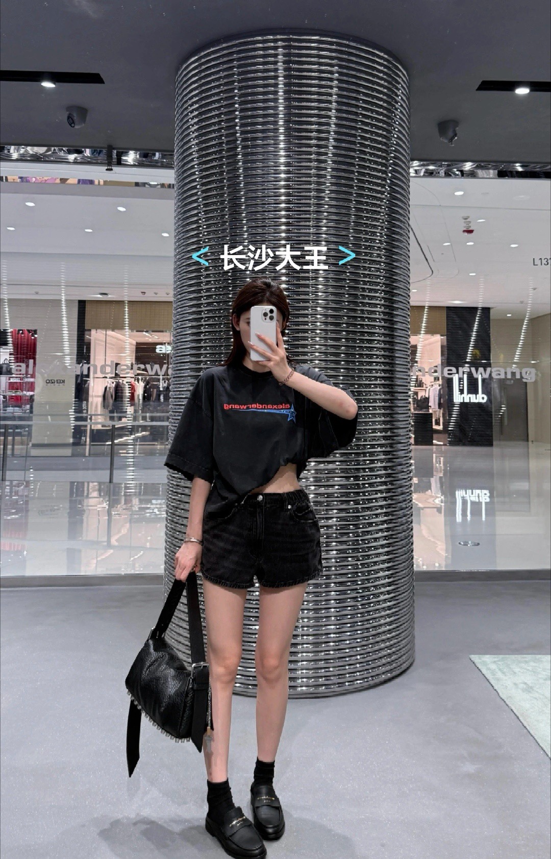 🔝Alexander Wang 亞歷山大王 26SS 燙鑽流星印花短袖T恤
獨家對版定織定染高品質精梳棉棉紗 面料手感柔軟舒適，與原版面料相同！水洗去毛，正品版型，做到了真正的"oversize“版型
尺碼：S-XL