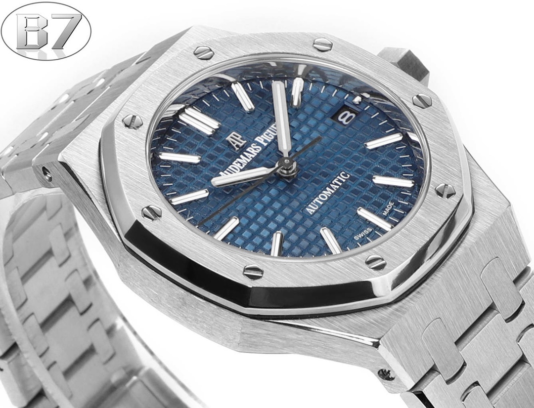 B7  Factory
AP愛彼 女款愛彼皇家橡樹 剔除機芯甲板多餘部分，使之變得更加鏤空——成就鋼表巔峰—— 實力演繹 衛冕“鋼”王！【6大精妙之處】1.正品拆解開模，尺寸為37毫米與正品一致！2.完美還原正品表殼的每一處細節，盡顯正品“稜角分明 堅毅果敢”的陽剛氣質。3.鋼帶的做工無可挑剔，比市面上任何鋼帶表做工均要更上一層樓，鋼帶頭粒和表頭銜接的“緩衝帶”的鬆緊程度與正品一模一樣。4.自動陀的與原裝致敬，是市面唯一做到顏色於原裝一致的版本（市面一般版本均偏紅）其上的ap族徽雕刻獨一無二。