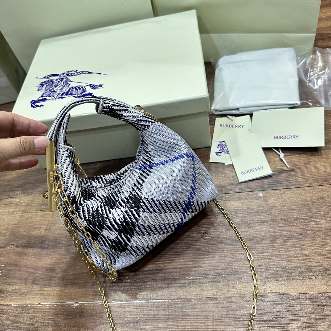 迷你鏈條版Peg手拿包全新mini
新增可拆卸金屬鏈條 實用性更強
尺寸16×10× 26cm.