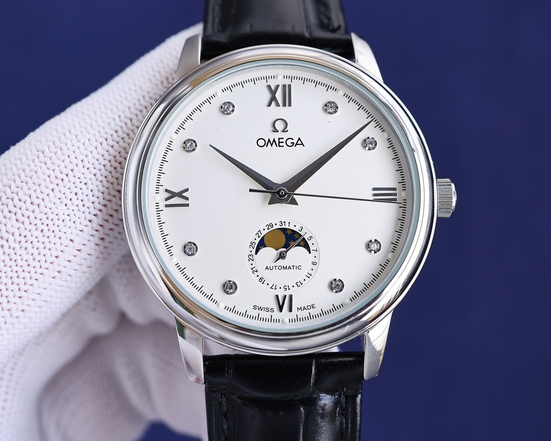 
玫瑰][玫瑰]20223【OMEGA】新款推薦，蝶飛系列＂升級版＂，機芯型號為ETA2824-6機芯（6位真日曆與24小時星辰功能） 質量穩定，尺寸40mm，厚度1.1mm.表殼為316L全鋼鍍納米鉑金表技術，更彰顯高貴大氣，錶帶搭配意大利頭層小皮，是你佩戴裝飾不二選擇。實物更高大上，期待你的品鑒[抱拳]送禮自戴精品！[勝利]高端品質，匠心獨具！大廠品質！歡迎轉載！