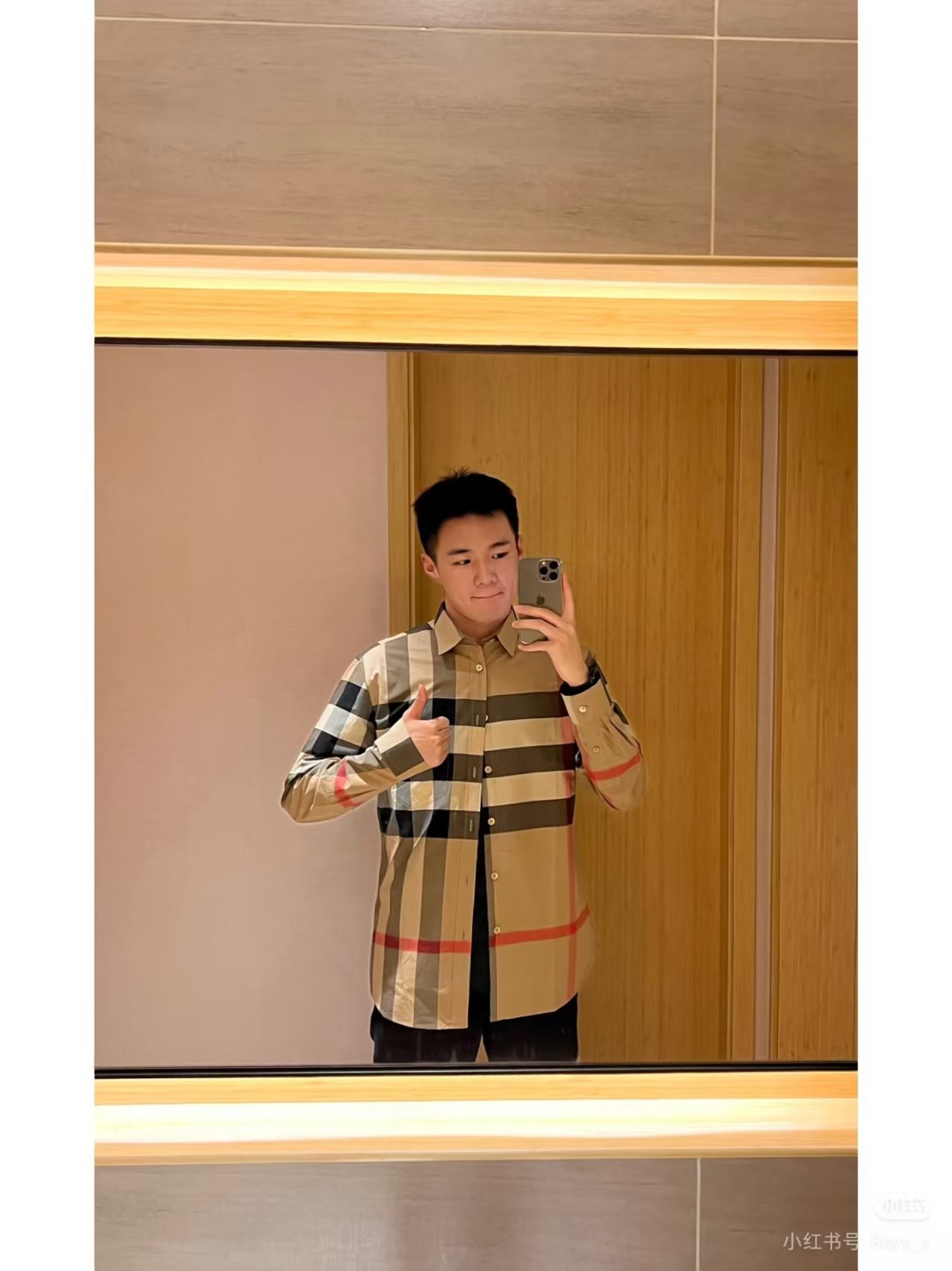 Burberry/巴寶莉 經典大格紋棉質襯衫
定制原版一致80支精梳棉單線紗，紗線全部訂染，最終確定織法，
無論是格型大小線條粗細均達到Y版水平並且布料沒有尾斜現象，
紅外線裁剪對條對格單件裁，保證大貨品質，
定制塔羅貝油封噴漆扣子自然發亮（不同市場版都是樹脂扣），裁片、領子坐領 門邊 袖口 部位加了燙薄，
全部要對格對位出成品，紅外激光定位對格取位，
每個獨立的尺碼都是定位裁片，前幅，口袋，袖子等部位都是對格對位的，
工序複製，費時費料，經典簡單氣質不失大牌，面料上身舒適柔軟卻又挺括有型，