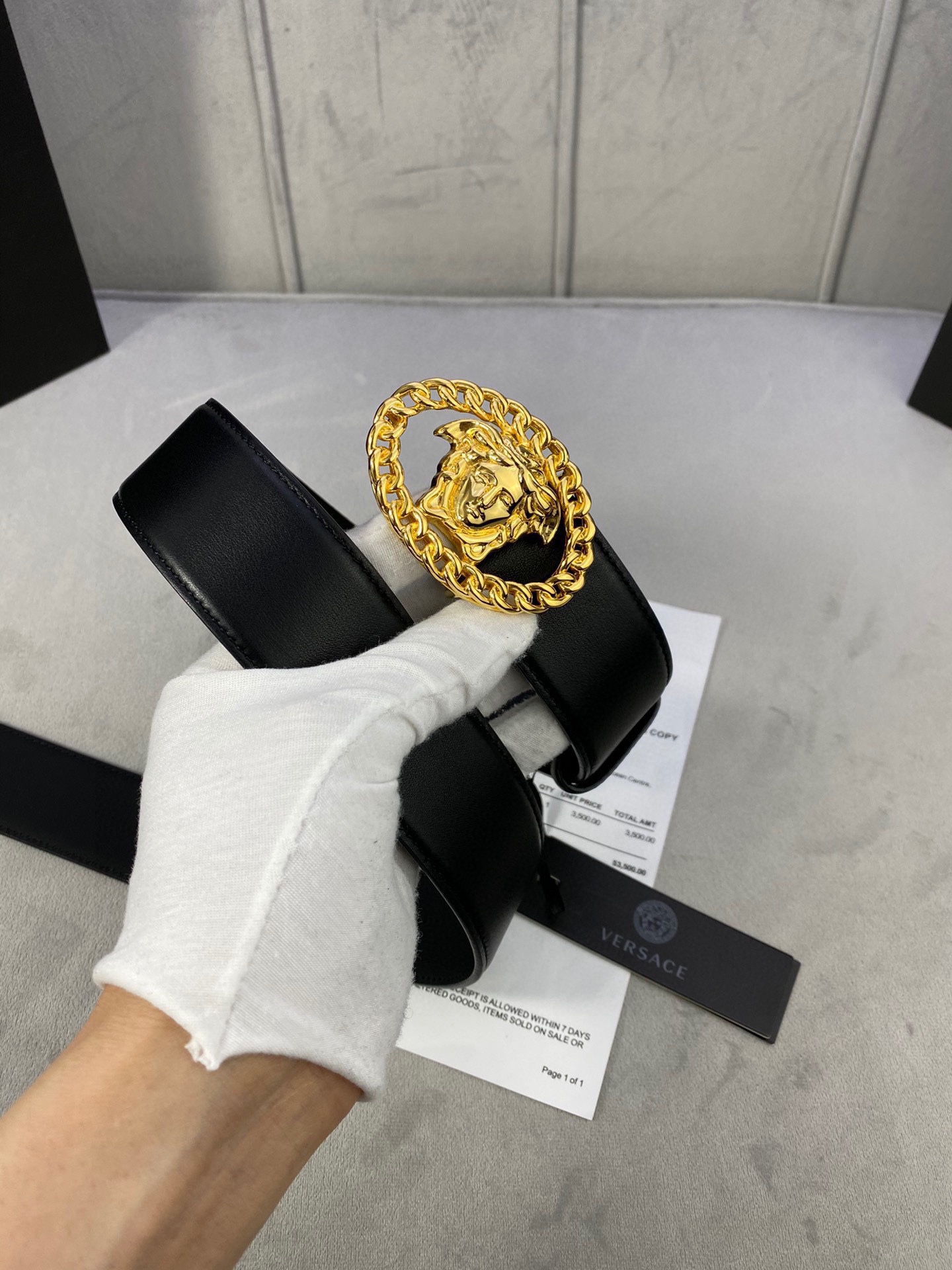 寬度3.8cm VERSACE（範思哲）此款平面皮帶採用小牛皮製成，配有一枚真空電鍍美杜莎頭像腰帶扣，採用穿孔閉合。