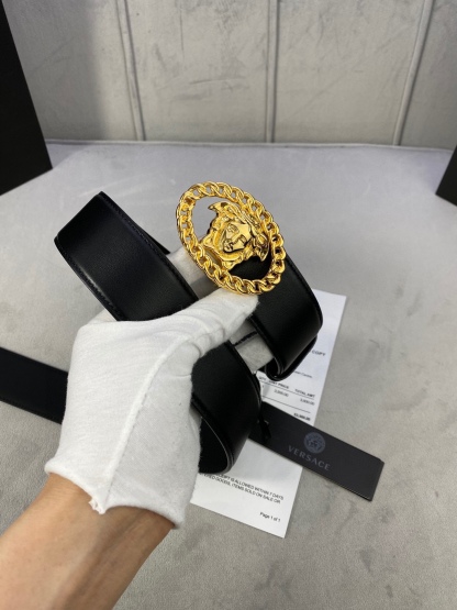 寬度3.8cm VERSACE（範思哲）此款平面皮帶採用小牛皮製成，配有一枚真空電鍍美杜莎頭像腰帶扣，採用穿孔閉合。