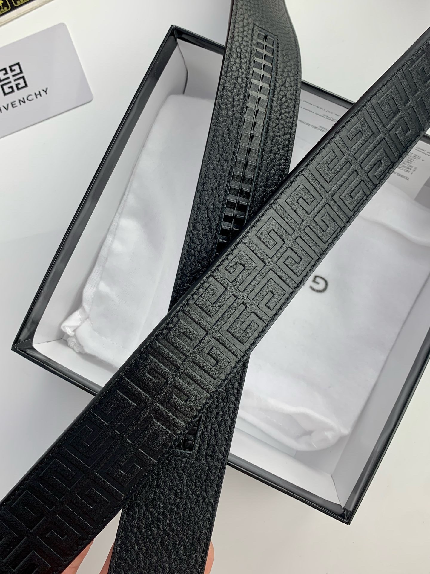 【紀梵希】新款男士 頭層小牛皮黑色壓花腰帶，內襯荔枝紋底，寬38毫米.搭配不鏽鋼經典4G自動扣.商務服裝造型的完美搭配。永恆經典！