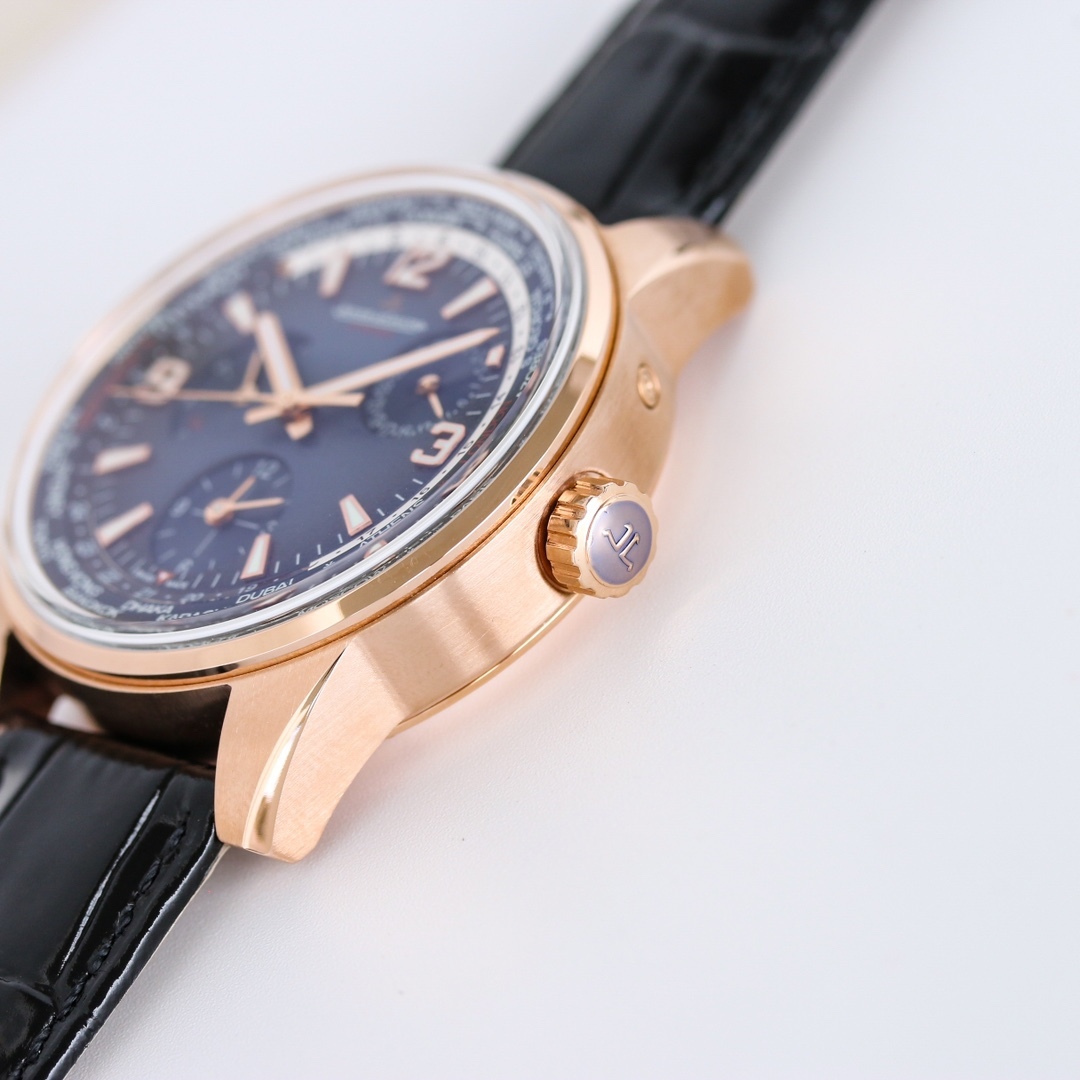 積家 北宸系列  Geographic WT“全球限量版”地理學家世界時腕表採用藍黑漸變色與全黑色錶盤 腕表的凸緣顯示全球24個時區 成為行動派男士旅行期間的可靠搭檔 佩戴者可透過10時位置的表冠設定 尺寸43mm表殼 316L鋼殼 搭配拱“鍋蓋”鏡面 採用亞洲機芯復刻版：936A/1自動上鏈 技術無與倫比 城市名部分以乳白色為基底 2時位置的日曆顯示 6時位置的第二時區顯示和10時位置的動力儲存顯示副錶盤飾以太陽放射狀飾紋 進口牛皮 升級版原裝折疊扣 SJ精緻推薦男士多功能機械腕表