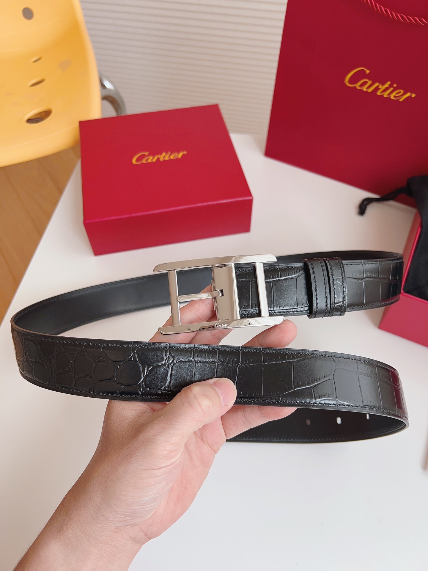 
Cartier（卡地亞）憑借匠心傑作展現與眾不同的美感，融合精湛工藝與經典設計，演繹雋永風格；瀟灑不羈，果敢獨立！此款式易搭配服飾；休閒正裝兩相宜。皮帶寬度：35mm
