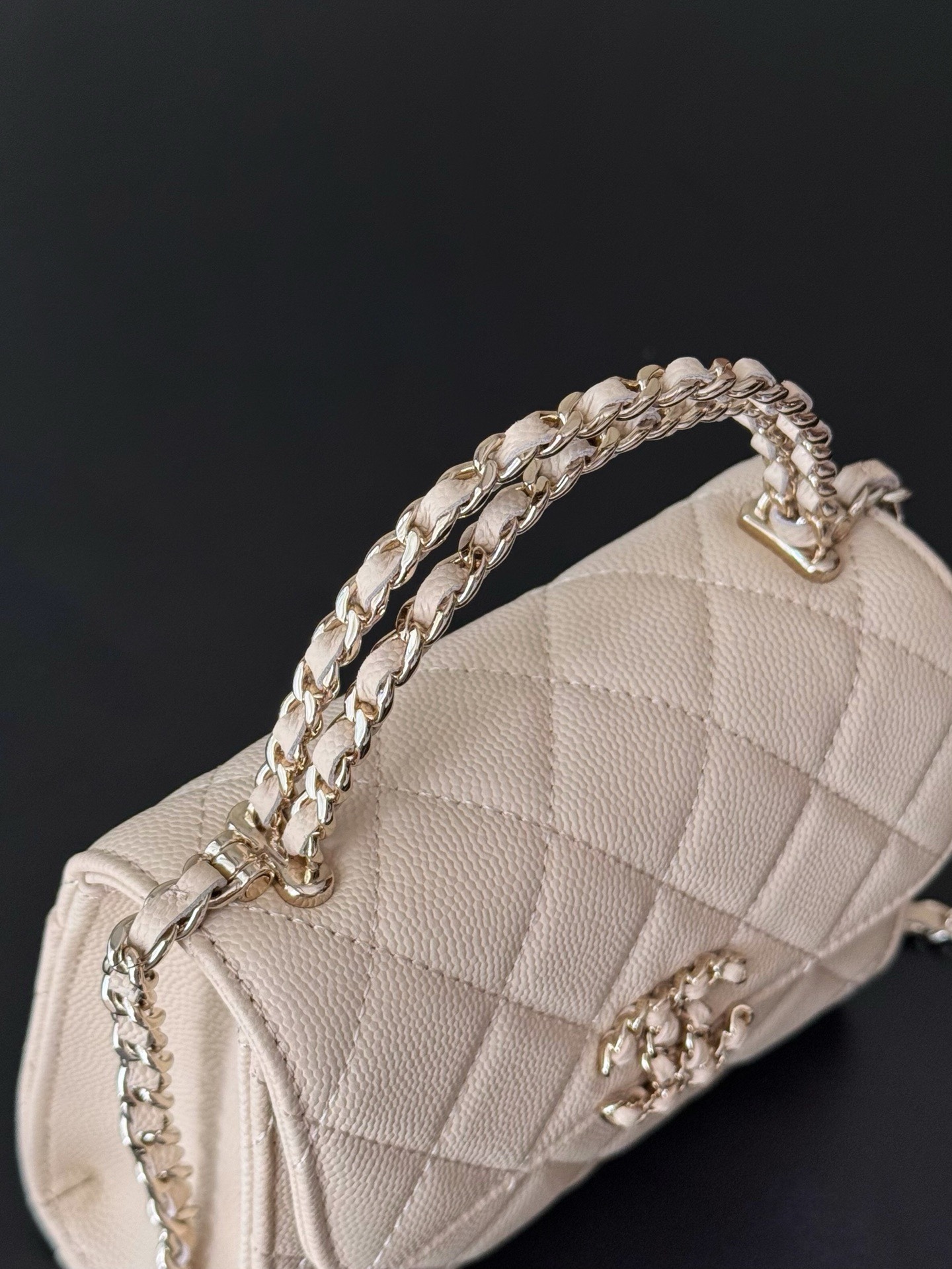 Chanel 25S 新款本季 最火的小球牛皮Kelly 手柄包
這顆絕對是黑馬
第一眼看到就深深愛上💕
顏值不必說 直接閉眼入不會錯
很好打理 也是百搭型
實現了單背斜挎腋下背手拎的效果📷
簡直就是福音〰️
很精緻 值得珍藏🔝

五金：全鋼18K淺金
皮料：獨家Haas小牛皮
尺寸：𝟏𝟒.𝟓*𝟏𝟏.𝟓*𝟓.𝟓 𝚌𝚖
型號：AS3237