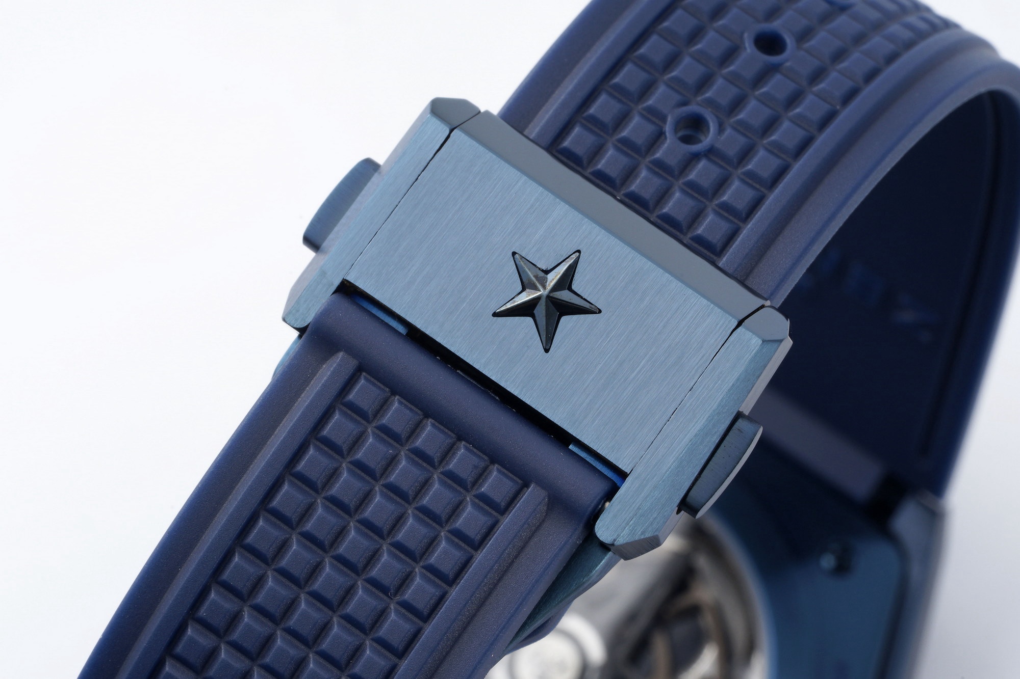 LF真力時DEFY系列全新升級版，殼身 頭粒 機芯 表扣等均做了升級調整。一款根據路虎標誌性花輪轂設計而成的高顏值鏤空腕表。

原裝開模鑄造，極致還原表殼的每一處細節打磨倒角，盡顯原裝菱角分明、堅毅果敢的陽剛氣質。完美的41mm表經，適配大眾男性手寸，正裝休閒兩不誤。根據汽車輪轂設計而成的五角星錶盤，未來概念感十足。同步官網新款五角星折疊扣，搭載定製版Cal.670sk全自動機械機芯，鏤空日曆的大小與位置、機芯夾板、齒輪、五角星陀皆按原版機芯數據拆解鍛造而成。

LF臻品 陳奕迅Eason同款，時尚前衛、