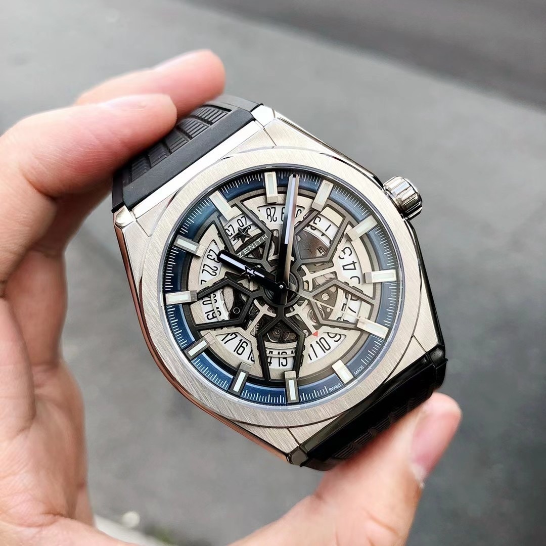 品牌：真力時
95.9000.670/78.R782
系列：DEFY
性別：男士
我來糾錯 
機芯 機芯型號：9015改Elite 670 SK
機芯類型：全自動機械
機芯直徑：25.60毫米
機芯厚度：3.88毫米
振頻：28800每小時振蕩次數
寶石數：27個
零件數：187個
動力儲備：50小時
我來糾錯 
外觀 表徑：41毫米
表殼厚度：10.75毫米
錶盤顏色：鏤空
錶盤形狀：圓形
錶帶顏色：黑色
表扣類型：針扣
背透：背透，透明藍寶石水晶
防水深度：100米
表耳間距：暫無
