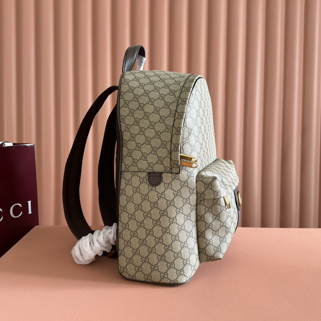 💋💋💋《配全套原廠專櫃包裝》【新品】Ophidia系列匠心選用白色配色，搭配經典廓形與新增功能性設計，甄選觸感柔軟的織物打造。這款背包以柔軟GG Supreme材質打造，匠心綴飾雙G標識和紅綠織帶細節。
