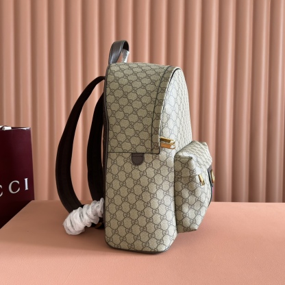 💋💋💋《配全套原廠專櫃包裝》【新品】Ophidia系列匠心選用白色配色，搭配經典廓形與新增功能性設計，甄選觸感柔軟的織物打造。這款背包以柔軟GG Supreme材質打造，匠心綴飾雙G標識和紅綠織帶細節。
