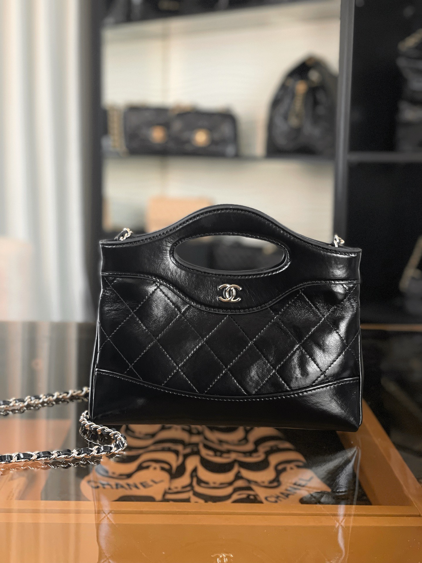 特▪️級鋼 大H實拍
全新到貨🆕𝗖𝗵𝗮𝗻𝗲𝟭 𝟮𝟓𝐏 羊皮系列
𝟥𝟣𝖡𝖺𝗀 𝖭𝖺𝗇𝗈 黑色

𝟐𝟓𝐏橫版𝟥𝟣𝗆𝗂𝗇𝗂可愛無敵𝖦𝖾𝗍❕
“包王”經典再現巧妙設計🪄
滿足了時髦精的在所期待啦…
軟萌感讓我毫無抵抗力〰️

五金：厚鍍𝟣𝟦𝖪淡金
皮料:   金標𝗓𝗉原廠小羊皮
尺寸：𝟣𝟩.𝟧*𝟤𝟢.𝟧*𝟥.𝟧 𝖼𝗆
3656