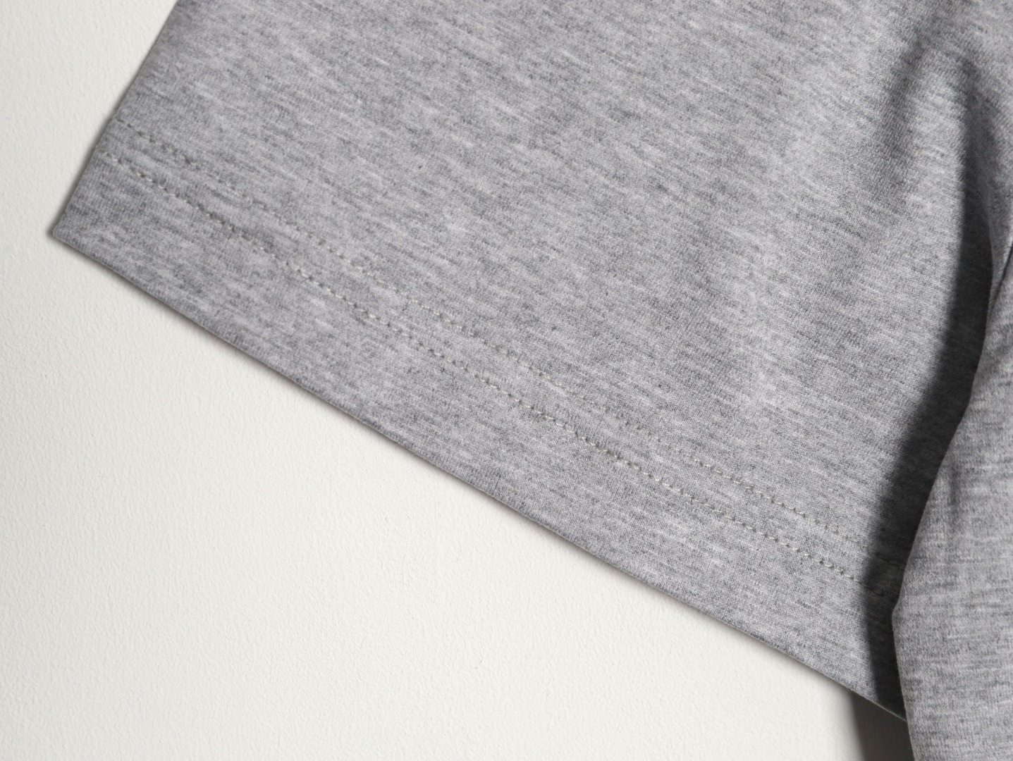 🔝SAINT LAURENT聖羅蘭SLP 小標純色徽標短袖T恤
正品購入開發，50支雙股精品賽爾棉170克，1*1拉架羅紋280克，進口刺繡，面料酵洗，定制1：1商標，寬松版型
B Size：S-XL