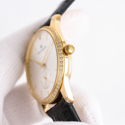 APS新品首發 積家大師系列1218420，傳統與現代的和諧樂章。Master Ultra Thin 超薄大師系列小秒針腕表精鋼款搭（直徑 39 毫米），內載896機芯。此自動上鏈機械機芯精准指示時、分、小秒。
1⃣全新大師系列兩針半採用原裝一致的896機新一比一開模
2⃣簡約精緻的錶盤採用立體式logo，錶盤搪瓷精緻而細膩，帶有標誌性的放射紋
3⃣指針與原裝一致採用陰陽針，一半拉絲一半拋光，錶帶採用進口小牛皮，一鍵式快拆錶帶表扣更加便捷