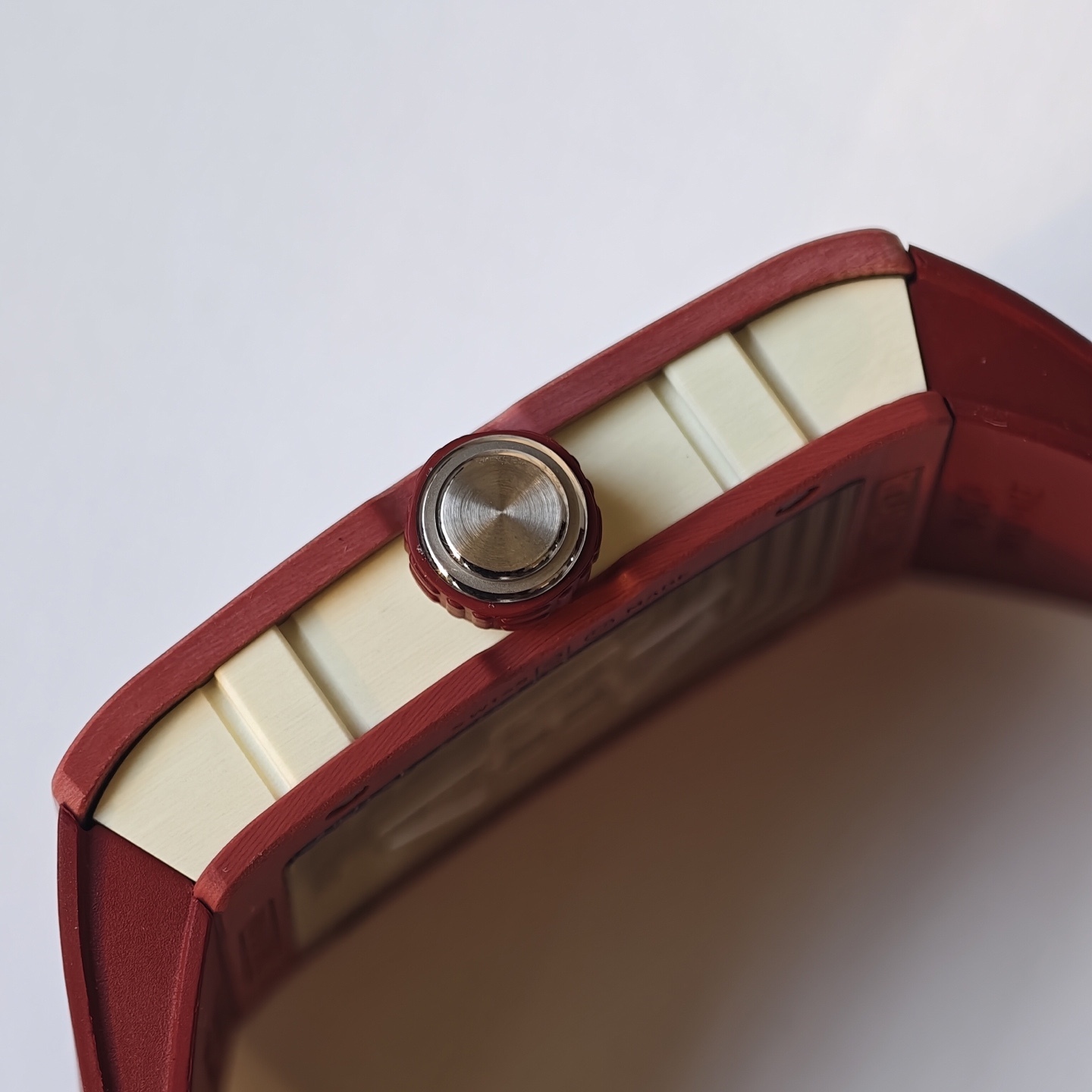 UMI 工作室 ✨
RM016 傲然問世重新定義鏤空美學的機械巔峰 🔥⚙️👑

🛠️表殼：五級鈦金屬精細拉絲表殼，和鈦合金骨架包膠表殼將複雜的鏤空結構極限壓縮在方寸之間。材質輕盈卻硬度驚人。方形表殼貼合手腕，更加適合日常佩戴。
⚙️機芯技術：定製版RM005-S一體機，
1.搭載可變幾何結構單向擺陀，優化上鏈的效率
2.最大限度還原了正品鏤空美學的機械巔峰
🧩錶帶：標配定制級絲絨觸感超輕天然橡膠錶帶，和RM專屬鈦合金表扣。讓您隨時進入“人表合一”的零觸感佩戴境界。
🔍技術要點：最大賣點在於藍寶石