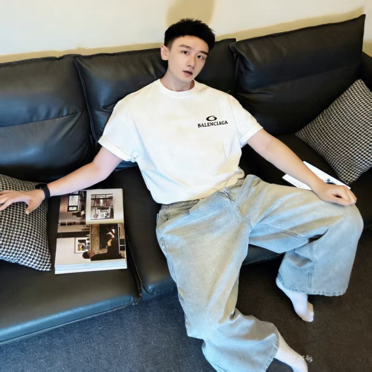 Balenciaga/巴黎世家 26ss 後背麥穗刺繡短袖
No.1的質量 真正天花板品質，正確320g定織定染雙紗面料 柔軟舒適，成衣洗水 定染螺紋 無色差 不變形 手工磨爛超重工藝。螺紋領口均為某巴某黎原領口 高包裹度 領口寬度和櫃櫃精確到毫米 厚領口不易變形，注意做工 領口處針腳 無折疊 順暢自然沒重疊線 真正還原 這是多少人都做不到的 ，區別市場通貨!
M1 Size: S-XL