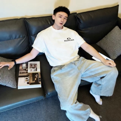 Balenciaga/巴黎世家 26ss 後背麥穗刺繡短袖
No.1的質量 真正天花板品質，正確320g定織定染雙紗面料 柔軟舒適，成衣洗水 定染螺紋 無色差 不變形 手工磨爛超重工藝。螺紋領口均為某巴某黎原領口 高包裹度 領口寬度和櫃櫃精確到毫米 厚領口不易變形，注意做工 領口處針腳 無折疊 順暢自然沒重疊線 真正還原 這是多少人都做不到的 ，區別市場通貨!
M1 Size: S-XL