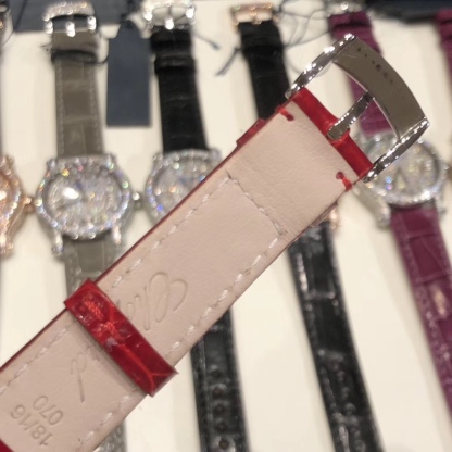 （NL）2025最新款滿天星   原裝搭配美洲鰐魚錶帶 搭配原莊進口日本9015機芯 蕭邦（HAPPY DIAMONDS）作為蕭邦最暢銷的系列一直以細膩的手法詮釋蕭邦標誌性靈動鑽石的概念，此系列作品柔美而時尚，都說男戴萬國女戴蕭邦 有金（進）有鑽（賺）寓意也很好。錶盤內的鑽石滾珠可自由滑行轉動，時來運轉 財運滾滾，讓每一位女性都以最迷人的造型驚艷世人。 這次給大家帶來的蕭邦快樂鑽系列 這次給大家帶來的蕭邦快樂鑽系列 是肖邦旗下最具代表性的腕表 最有特色的夾層玻璃的7顆，7顆鑽石產生自旋 猶如舞蹈