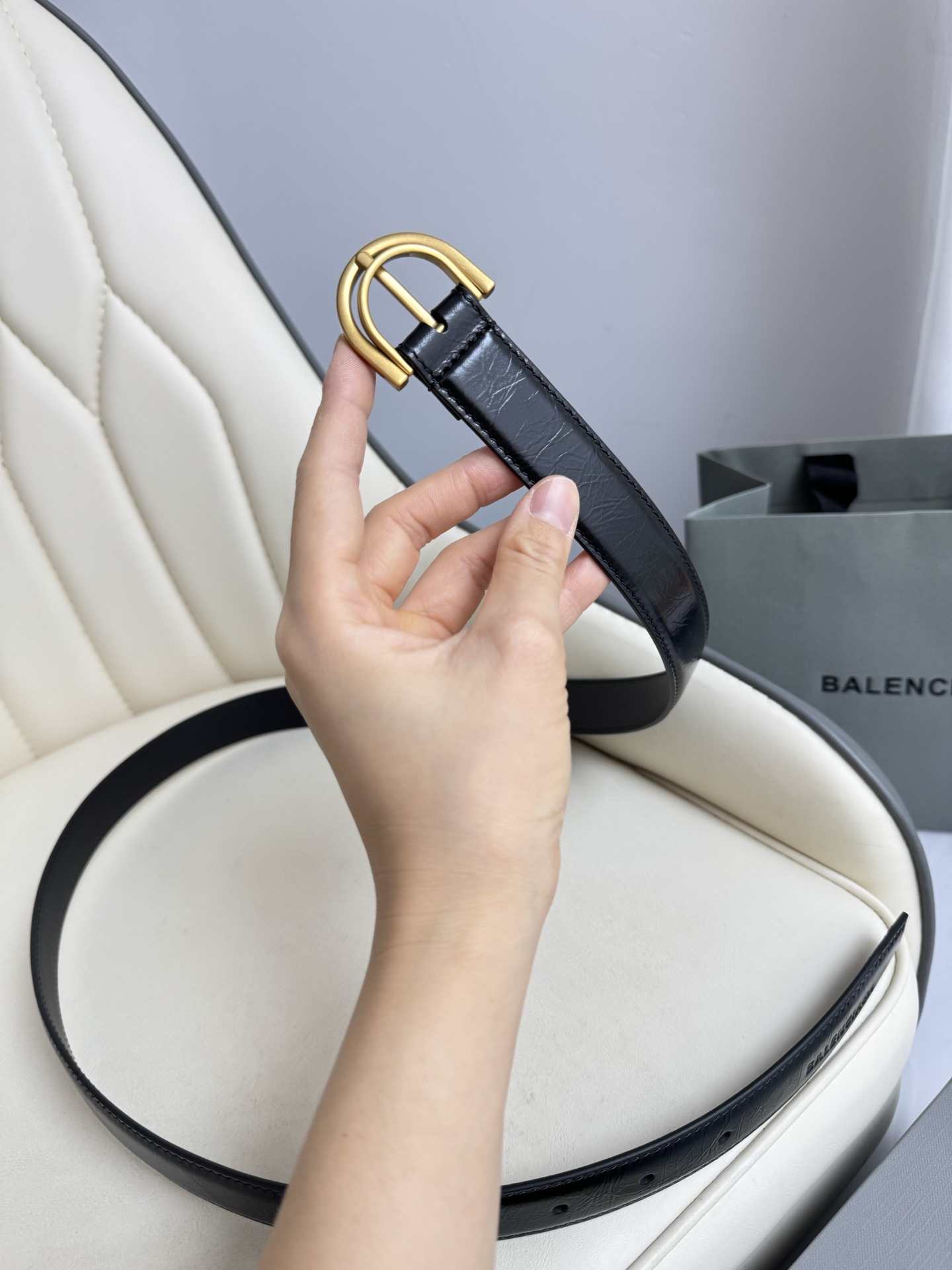 巴黎世家（Balenciaga）寬度2.5cm 是法國的奢侈品牌，作為時尚界最具影響力品牌之一的地位。設計師源於：都市時尚潮流獨特的設計風格，採用進口小牛皮製作；搭配純銅復古五金，使其更具魅力。值得擁有的百搭精品