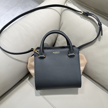 B家手提包斜挎包，經典棉質格紋帆布拼牛皮，袋口拉鍊設計，兩側可收攏展開，多種背法，上身效果超贊，尺寸：21/20/13，型號4881