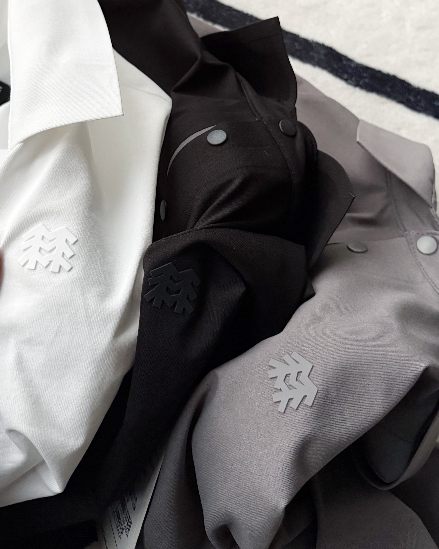 春季新款 KOLON SPORT可隆吸濕長袖防曬+抗菌SECOt恤翻領POLO
大身採用可隆自研面料，具有吸濕速乾，UPF215+防曬及Polygiene抑菌功能門襟採用激光切割工藝，結合肩部超聲波貼合工藝，提升細節品質感領口，門襟及下擺均採用熱壓工藝，外觀平整
