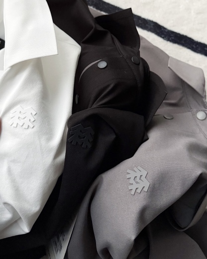 春季新款 KOLON SPORT可隆吸濕長袖防曬+抗菌SECOt恤翻領POLO
大身採用可隆自研面料，具有吸濕速乾，UPF215+防曬及Polygiene抑菌功能門襟採用激光切割工藝，結合肩部超聲波貼合工藝，提升細節品質感領口，門襟及下擺均採用熱壓工藝，外觀平整
