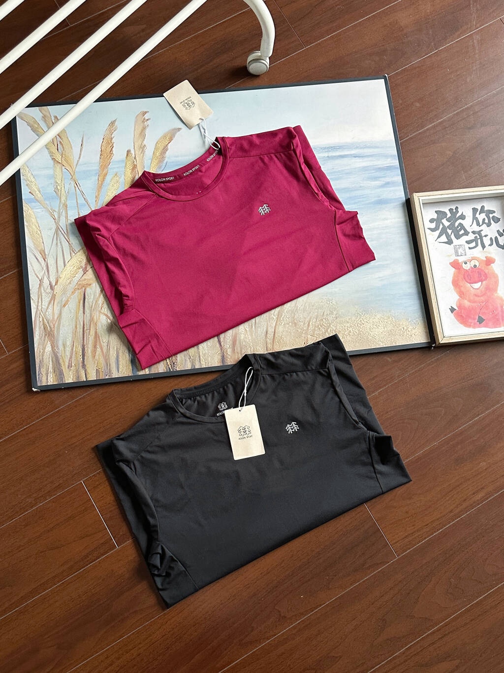 2026KOLONSPORT可隆馭馬迎風新春限定系列吸濕速乾長袖T恤CNYS-FUCTIONAL圓領長袖。打底衫本命年的情侶夫妻們！安排起來！料子很舒服 可隆休閒衣登山男女士彈力圓領戶外運動防曬長袖打底T恤！！可隆的內搭 SECO面料和 POLYGIENE銀鹽抗菌科技結合速乾，棉觸感，抗褶皺，耐洗護，基礎款圓領長袖T恤，具備高彈力、防曬性能背面 微拉絨處理，提高穿著舒適性！！面料：聚酯纖維80%  氨綸20%櫃子同步 迪家高端專業運動面料，精梳輕拉絨，親膚舒適，排汗吸濕！面料不易變形、不易褪色