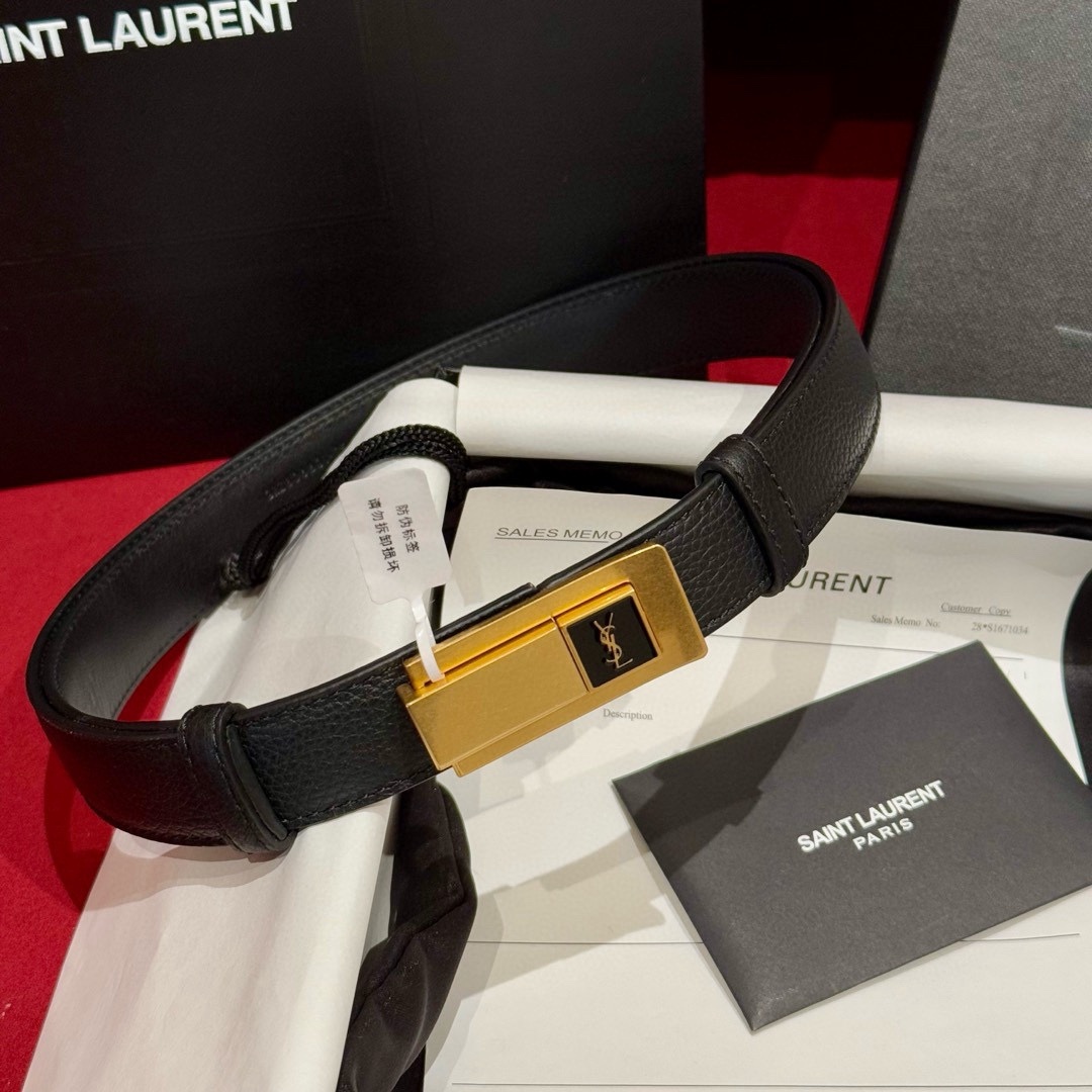 YSL頂級版復刻新寵腰帶
經典百搭款 搭配牛仔褲或者裙子都很好看 長短可調節 25mm寬 雙面進口小牛皮 精緻的真空鍍鈀搭扣飾有琺瑯字體效果