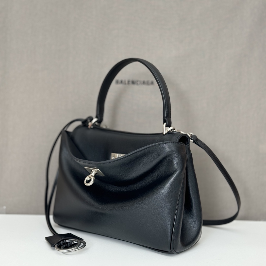 巴黎世家𝗕𝗮𝗹𝗲𝗻𝗰𝗶𝗮𝗴𝗮 🖤🖤出貨了！
款號：795456克色銀扣
尺寸：22.8×9.9×8.3cm
