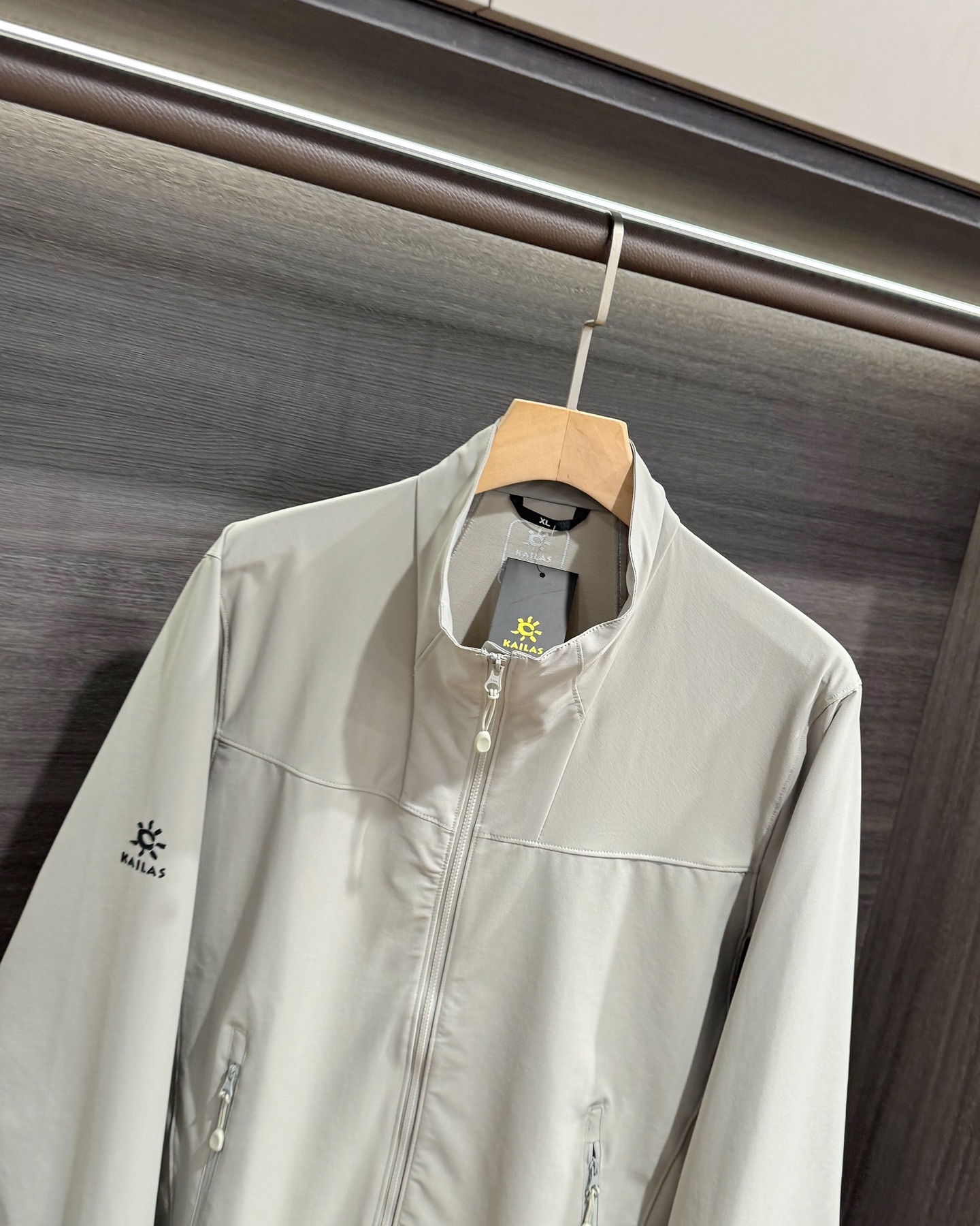 KAILAS‌/凱樂石春秋薄款輕量化衝風衣上衣外套】輕裝上陣！風雨無阻！

解鎖春秋戶外自由！輕到能揣進包里，卻能扛住風雨突襲！

極致輕量化面料，告別臃腫，上身輕若無物，跑步、騎行不束縛，戶外通勤也能利落有型！

透氣膜科技，運動時快速排汗，避免悶熱黏膩，春秋穿剛剛好！

立領剪裁護住脖頸，阻擋冷風灌入！

戶外級耐造，耐磨抗撕裂，口袋拉鍊防掉物，細節拉滿，徒步、騎行都穩！

極簡純色，內搭衛衣、T恤都好看，日常出街也能穿出高級感！

顏色:岩石灰  神秘黑
尺碼:L-3xL
L碼：   胸