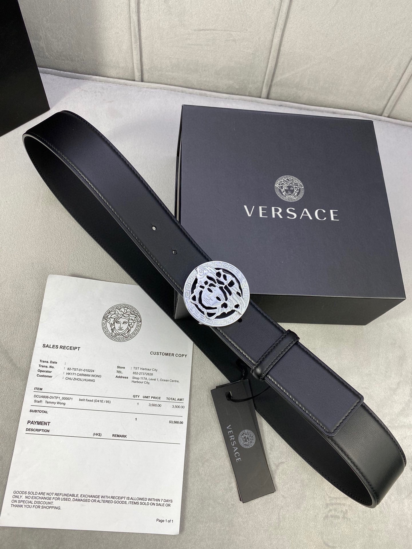 寬度3.8cm VERSACE（範思哲）此款平面皮帶採用小牛皮製成，配有一枚真空電鍍美杜莎頭像腰帶扣，採用穿孔閉合。