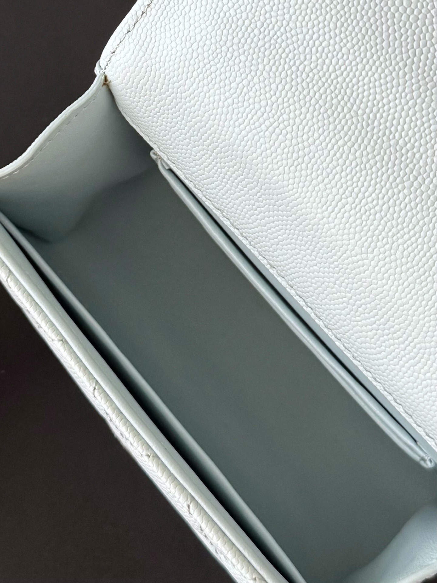 Chanel 25S 新款本季 最火的小球牛皮Kelly 手柄包
這顆絕對是黑馬
第一眼看到就深深愛上💕
顏值不必說 直接閉眼入不會錯
很好打理 也是百搭型
實現了單背斜挎腋下背手拎的效果📷
簡直就是福音〰️
很精緻 值得珍藏🔝

五金：全鋼18K淺金
皮料：獨家Haas小牛皮
尺寸：𝟏𝟒.𝟓*𝟏𝟏.𝟓*𝟓.𝟓 𝚌𝚖
型號：AS3237