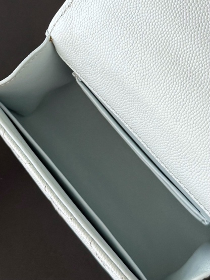 Chanel 25S 新款本季 最火的小球牛皮Kelly 手柄包
這顆絕對是黑馬
第一眼看到就深深愛上💕
顏值不必說 直接閉眼入不會錯
很好打理 也是百搭型
實現了單背斜挎腋下背手拎的效果📷
簡直就是福音〰️
很精緻 值得珍藏🔝

五金：全鋼18K淺金
皮料：獨家Haas小牛皮
尺寸：𝟏𝟒.𝟓*𝟏𝟏.𝟓*𝟓.𝟓 𝚌𝚖
型號：AS3237