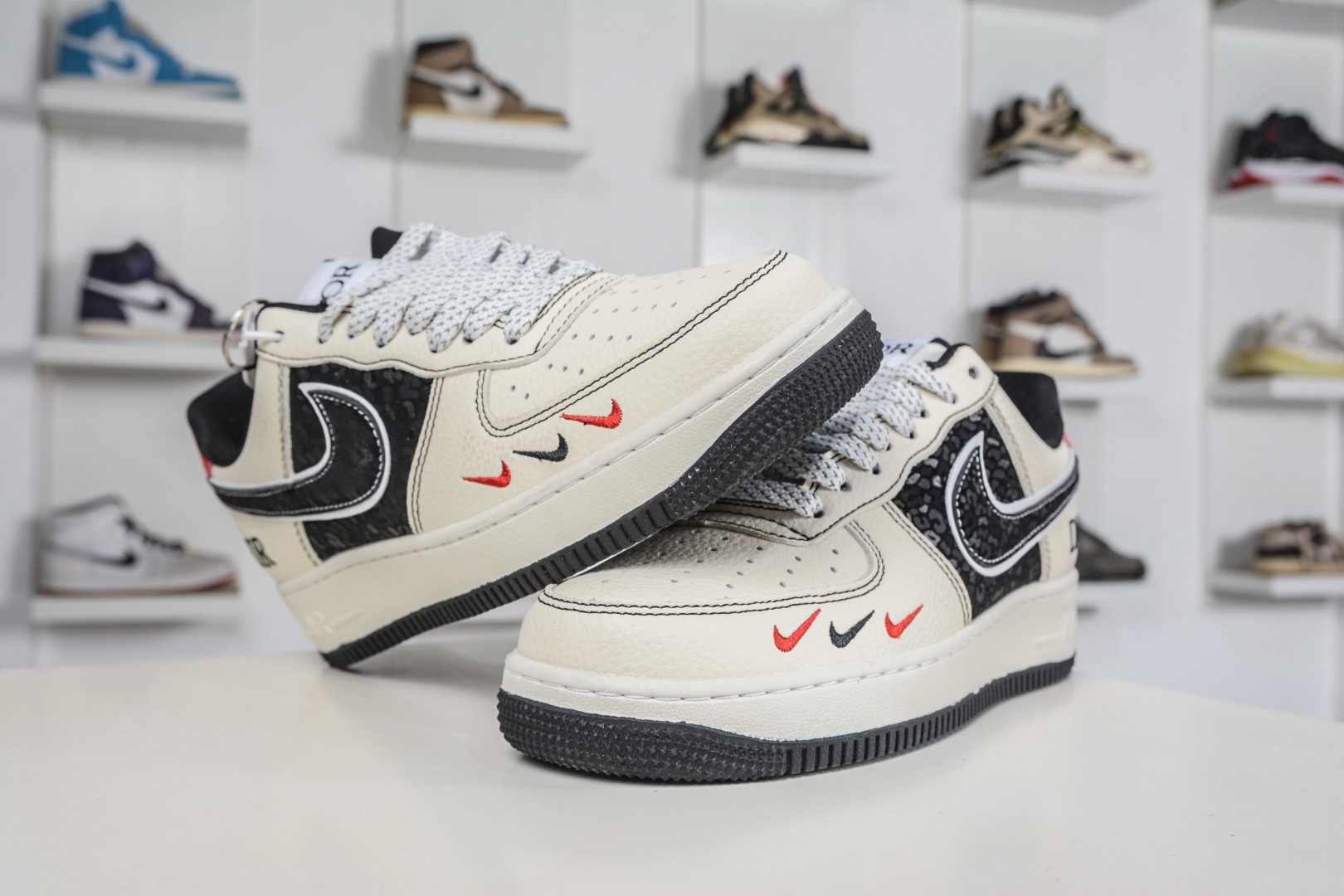 Nike Air Force 1 Low 07 x Dior 迪奧聯名-米白黑紅
貨號：SY1388 037
Size：36 36.5 37.5 38 38.5 39 40 40.5 41 42 42.5 43 44 44.5 45