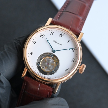 224年前，阿伯拉罕-路易·宝玑先生在他所创立的巴黎钟表堤岸制表工坊中，创造了制表史上令无数人赞叹的陀飞轮调速装置。这一无比复杂的精密机构彰显了宝玑先生卓然超群的远见与创想，时至今日仍对高级制表业有着重要意义。至今，陀飞轮的作用和意义已不仅是提高走时的精准度，而是谱写了制表领域的辉煌篇章。宝玑陀飞轮时计臻品在百年征程中不断创新，超越自我，集精湛机械制造技艺与深厚美学原理于一身，创制出演绎复杂迷人的机械世界。腕表的表冠上刻有著名的宝玑品牌标志，从侧面我们可以看到表王宝玑著名的钱币纹饰，代表着温文尔雅