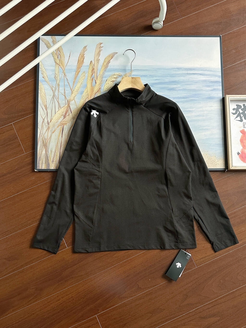 2026春秋新款迪桑特DESCENT  TRAINING 秋季新款半拉男士SOLOTEX長袖
功能型速乾，上身超級舒服，男士內搭打底良品！好貨不多，速度備起來啦！
清遠代工，純正出口的訂單，同款國內門店有售，
 德國拜耳公司的頂級面料！上身巨舒服，運動健身不拘束，，超強！中等厚度，不厚，上身無拘束感運動時直接外穿也OK！
  純色經典款，適合任意年齡段，任意場合，立領風格，穩重又盡顯莊重，運動又不失休閒，真的超級經典的款式，室外運動、打籃球、跑步、羽毛球，上身一件足以！