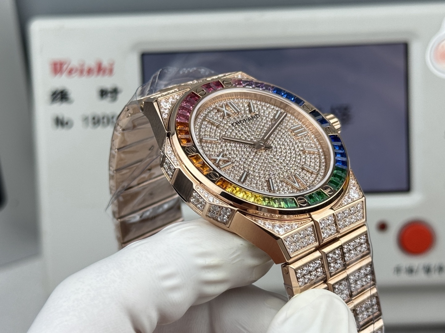 luFactory 獨家力作👍
蕭邦AlpineEagle雪山傲翼系列
🌈彩T鑽🌟變色龍🦎滿天星✨限量款及隱藏款首推
如炬目光，比擬暗夜星芒⛰️於山川湖海間🌊洞見紳士願景與磅礡未來👔
尺寸：原裝一致41mmX9.7mm
機芯：9015改Chopard 01.01-c
錶鏈：獨家原版開模金磚型鏈節一體式錶鏈
岩石紋錶盤，鍍銠羅馬數字，時針及分針時標均覆以Super-LumiNova® X1級螢光塗層
致獻當代“雄鷹”，志存高遠之人在日常生活中超邁群倫，其視野啓迪人心、昇華情志。憑借遠見和