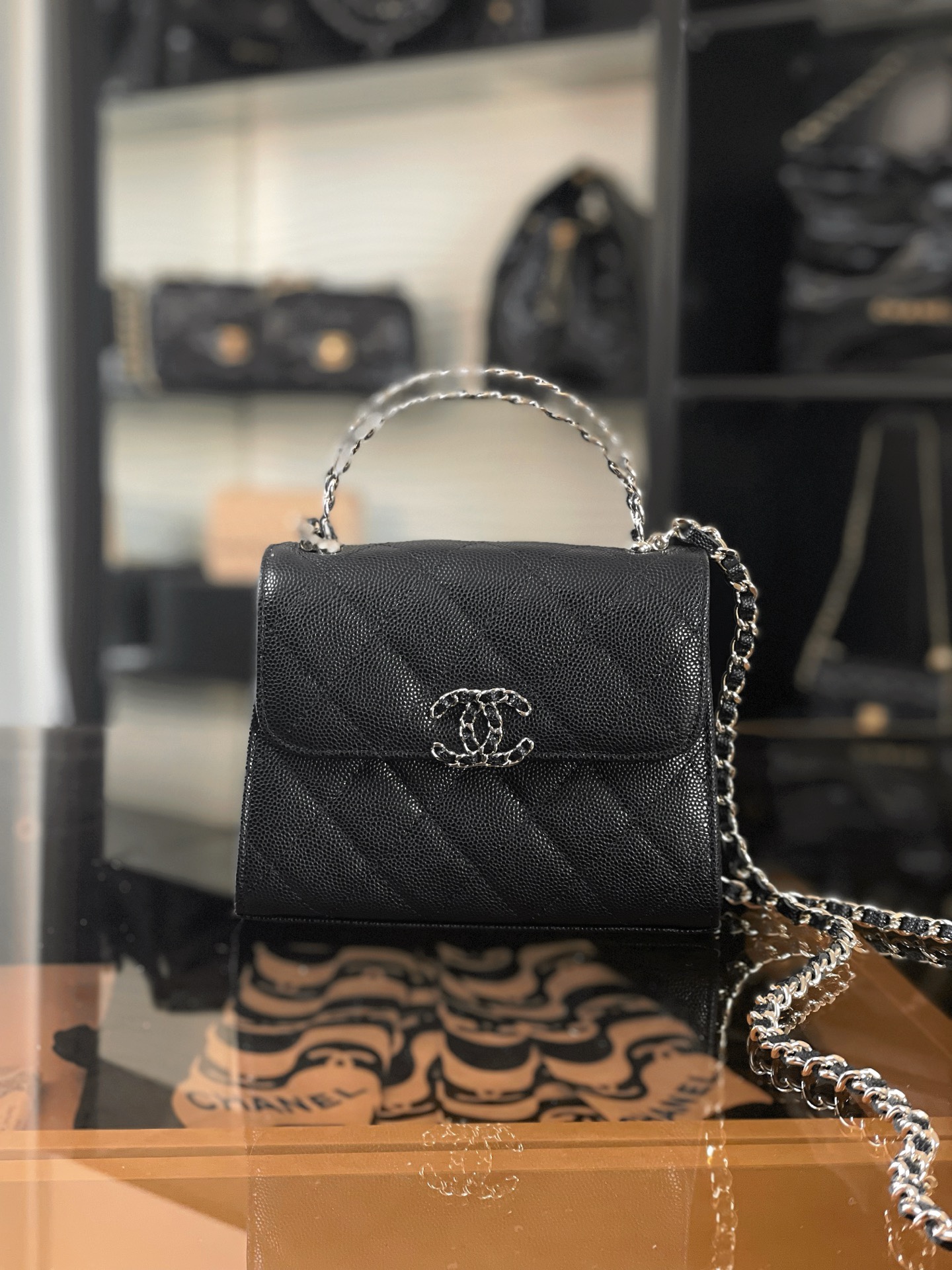 特▪️級鋼 
現貨發售🌱皮穿鏈手柄𝐤𝐞𝐥𝐥𝐲手機包回歸
𝑪𝒉𝒂𝒏𝒆𝒍 𝟐𝟓𝐬｜黑色♥𝐳𝐩級 

這顆絕對是黑馬
第一眼看到就深深愛上💕
顏值不必說 直接閉眼入不會錯
很好打理 也是百搭型
實現了單背斜挎腋下背手拎的效果📷
簡直就是福音〰️
很精緻 值得珍藏🔝

五金：全鋼18K淺金
皮料：獨家Haas小牛皮
尺寸：𝟏𝟒.𝟓*𝟏𝟏.𝟓*𝟓.𝟓 𝚌𝚖
3237