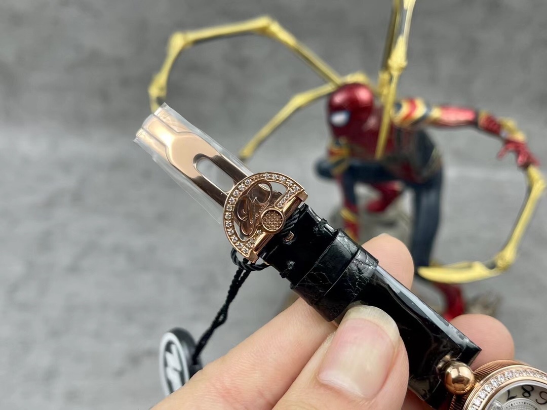 [玫瑰][玫瑰]最強 升級版 頂級 復刻女款 寶璣那不勒斯皇后系列，
【表殼】腕表尺寸分別為中號36.5x28.5毫米 
鵝卵形表殼高雅大氣，表殼外緣飾有錢幣紋。表圈和表殼周圍鑲嵌共117顆施華洛水晶（約0.99克拉）。表冠處鑲有一顆梨形晶石（約0.26克拉）
【精彩細節】
1.與原裝吻合，在表殼背部均打有貴金屬標識，效果清晰工整，彰顯腕表檔次。2.穹面玻璃，從側面看不僅有魚眼效果，還能折射鑽石帶來的璀璨光芒，更顯腕表高貴血統。
3.為了達到原裝K金質量的手感，調試了表殼內部結構的配重，做到重量與原版如出